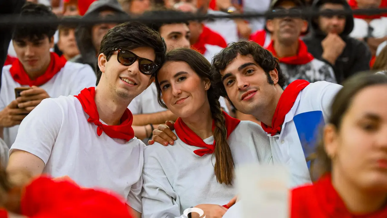 Ambiente en la plaza de toros previo al sexto encierro de San Fermín 2025 con toros de Escolar. CASA DE MISERICORDIA (10)