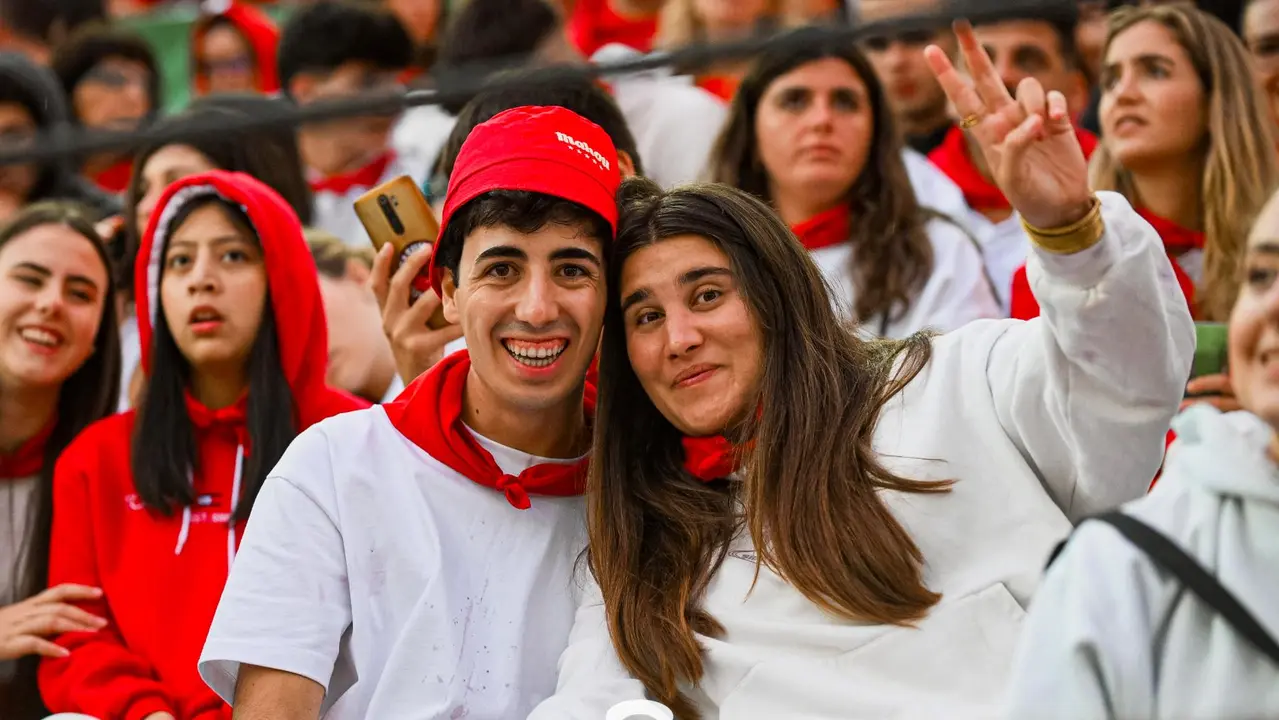 Ambiente en la plaza de toros previo al sexto encierro de San Fermín 2025 con toros de Escolar. CASA DE MISERICORDIA (9)