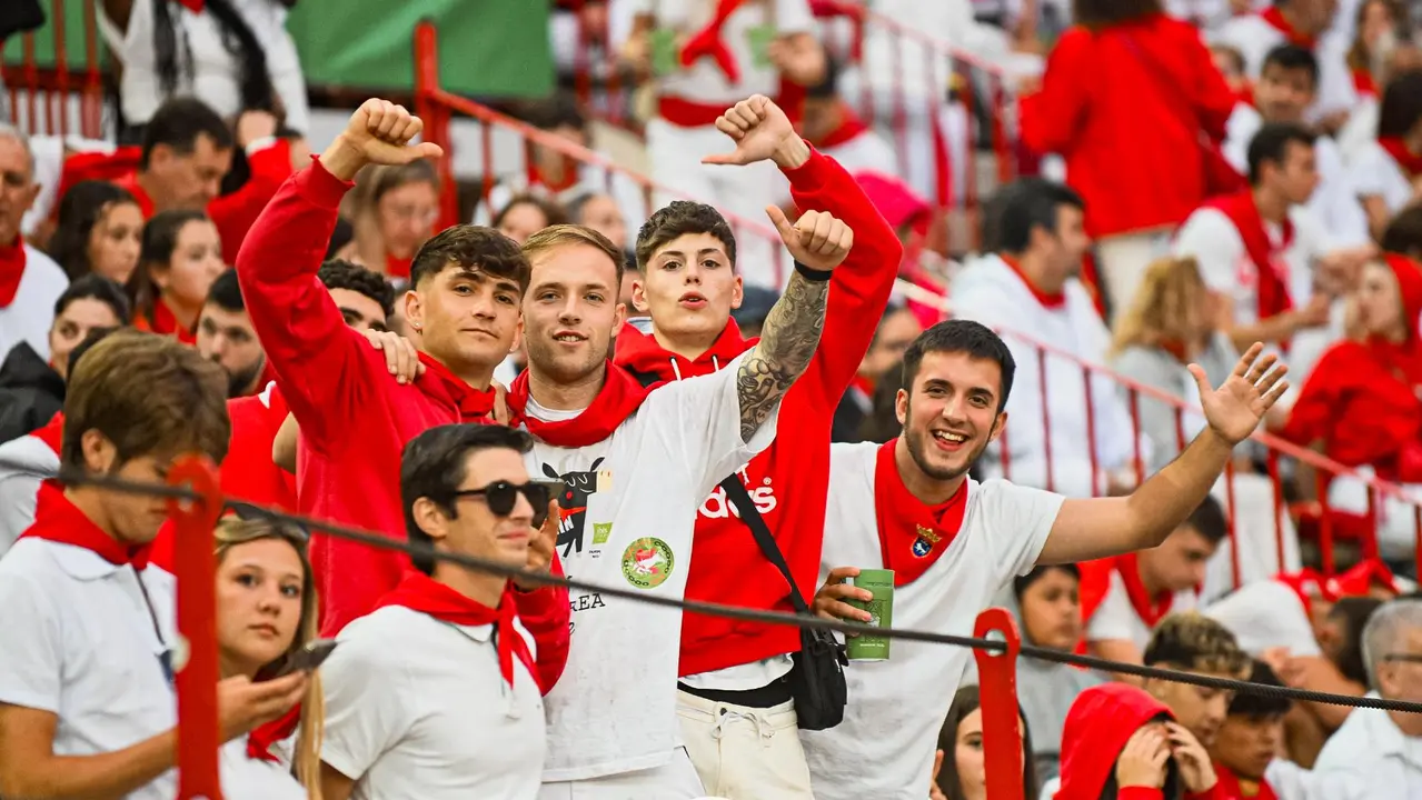 Ambiente en la plaza de toros previo al sexto encierro de San Fermín 2025 con toros de Escolar. CASA DE MISERICORDIA (12)