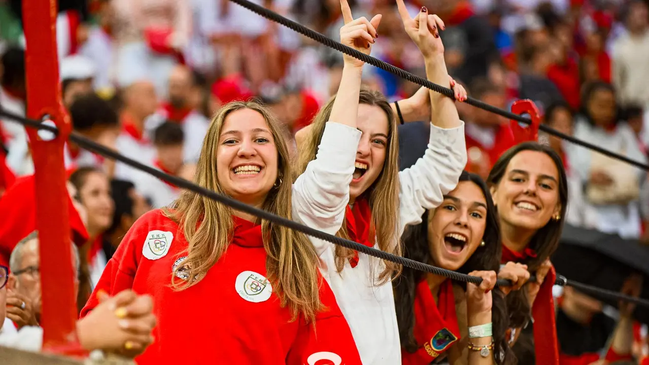 Ambiente en la plaza de toros previo al sexto encierro de San Fermín 2025 con toros de Escolar. CASA DE MISERICORDIA (13)