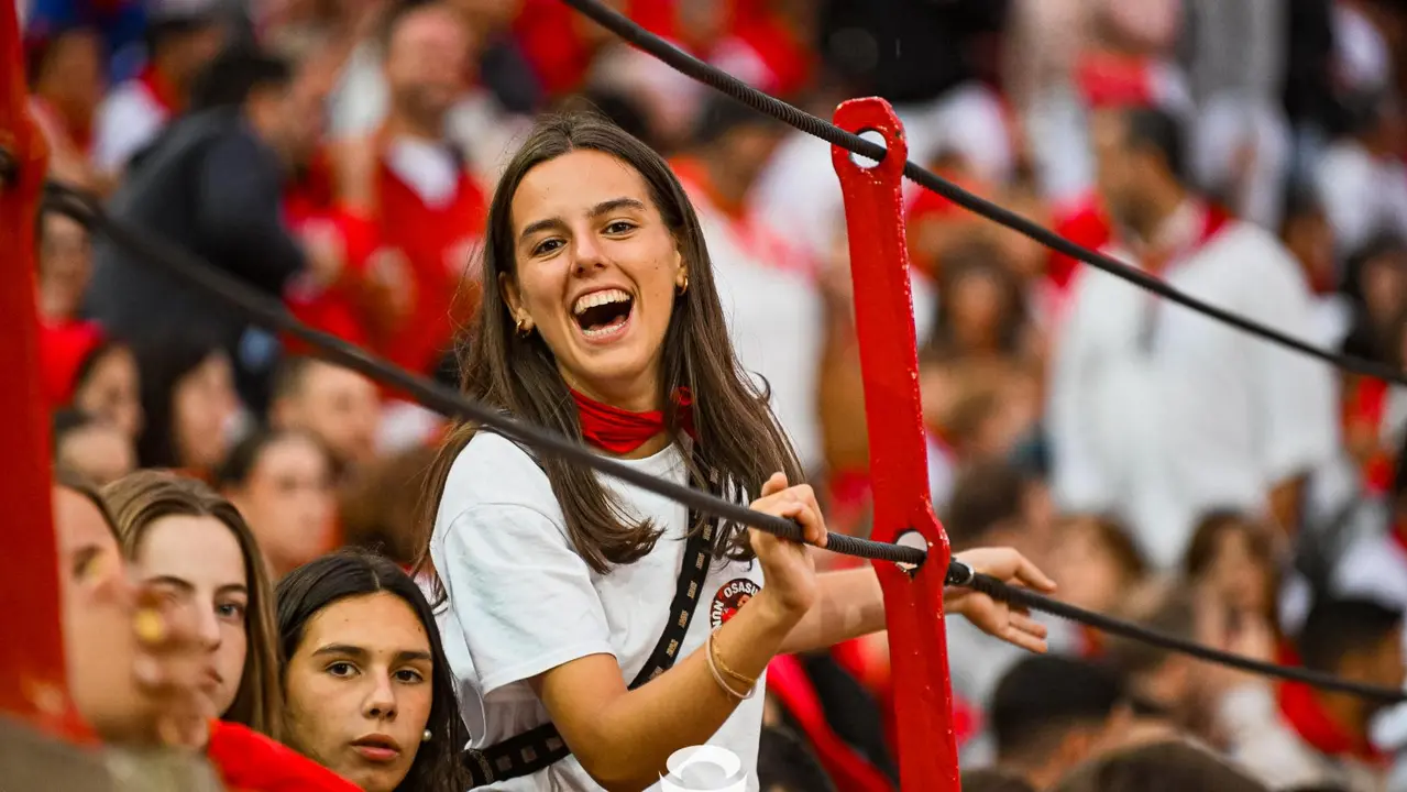 Ambiente en la plaza de toros previo al sexto encierro de San Fermín 2025 con toros de Escolar. CASA DE MISERICORDIA (14)