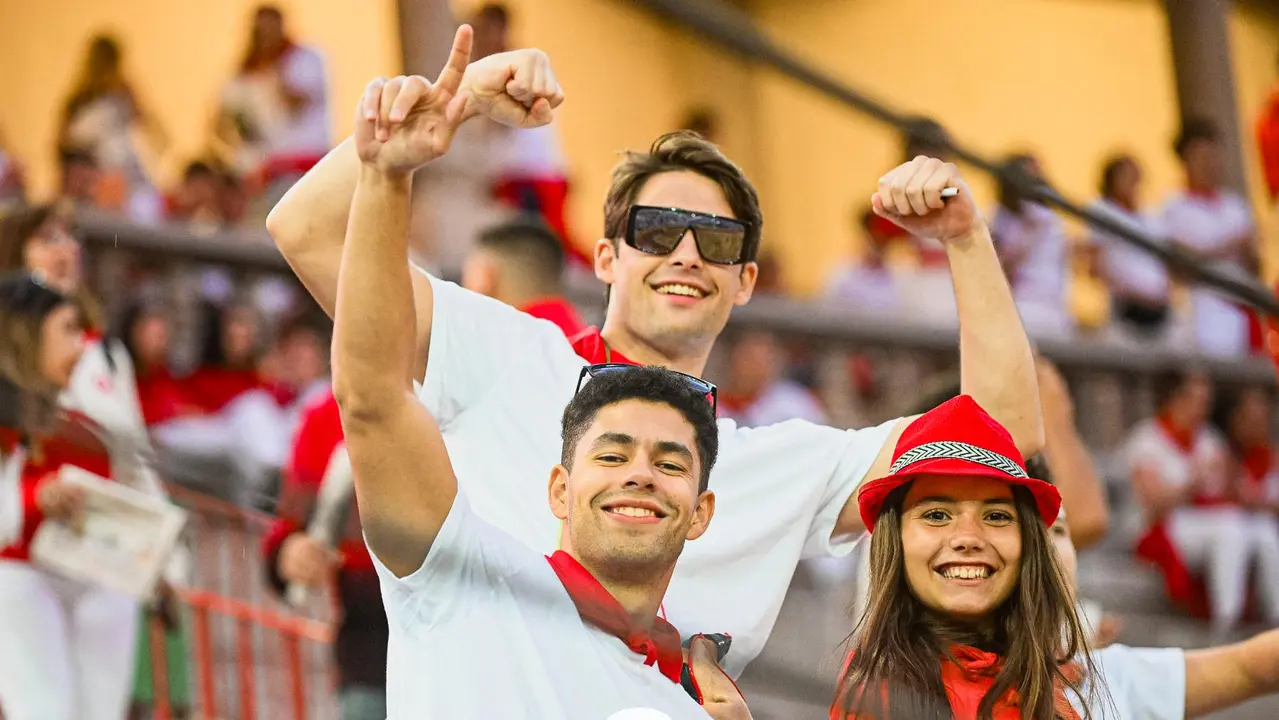 Ambiente en la plaza de toros previo al sexto encierro de San Fermín 2025 con toros de Escolar. CASA DE MISERICORDIA (15)