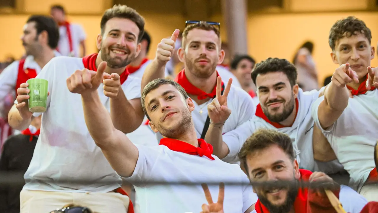 Ambiente en la plaza de toros previo al sexto encierro de San Fermín 2025 con toros de Escolar. CASA DE MISERICORDIA (16)
