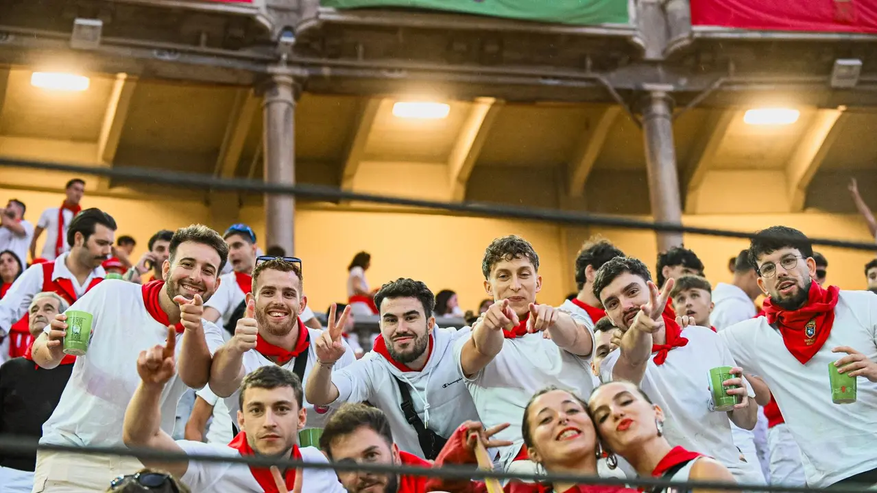 Ambiente en la plaza de toros previo al sexto encierro de San Fermín 2025 con toros de Escolar. CASA DE MISERICORDIA (17)