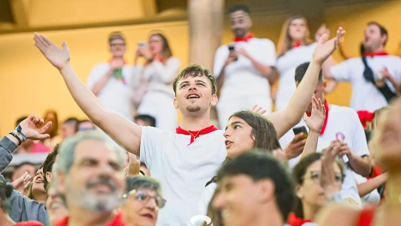 Ambiente en la plaza de toros previo al sexto encierro de San Fermín 2025 con toros de Escolar. CASA DE MISERICORDIA (18)