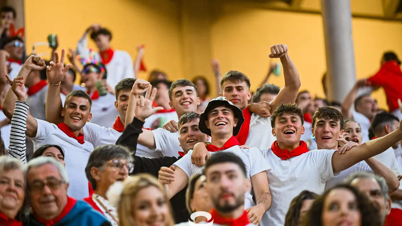 Ambiente en la plaza de toros previo al sexto encierro de San Fermín 2025 con toros de Escolar. CASA DE MISERICORDIA (19)