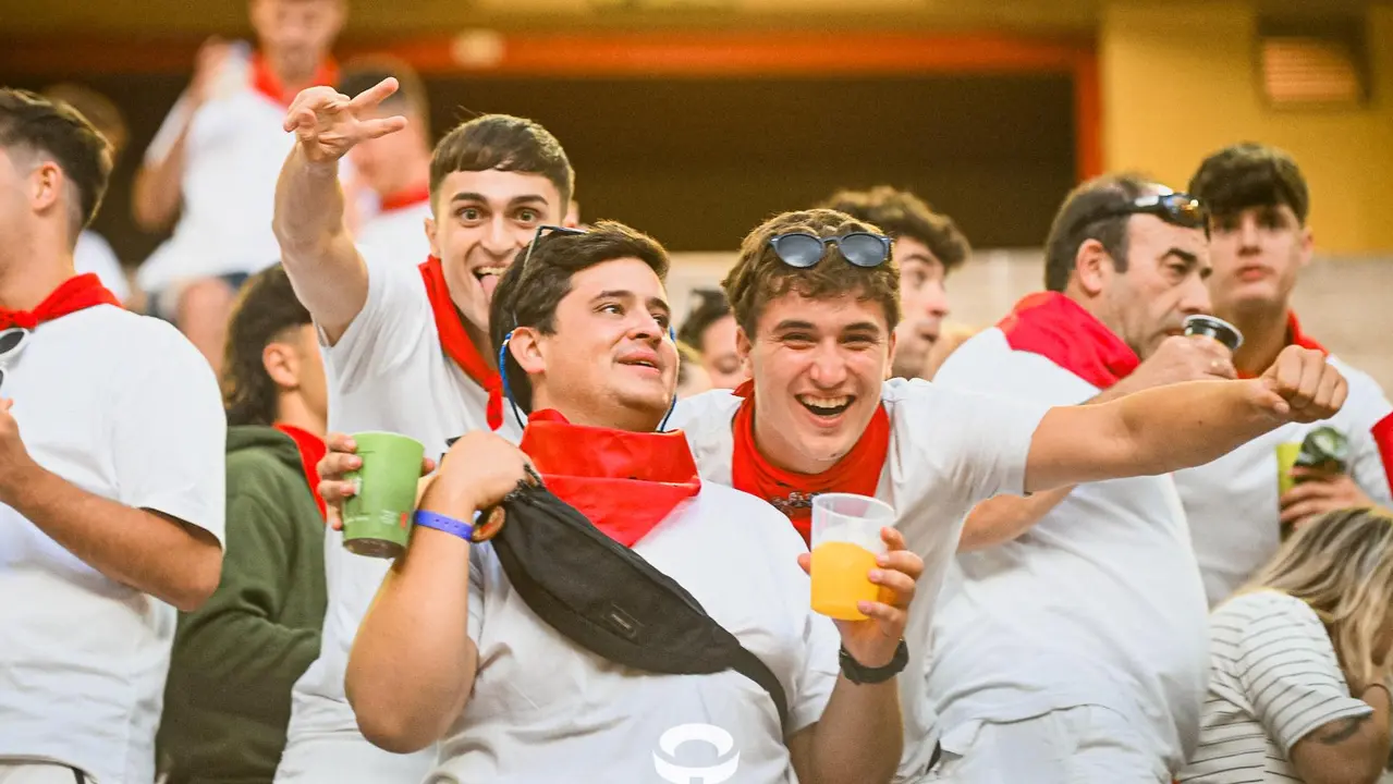 Ambiente en la plaza de toros previo al sexto encierro de San Fermín 2025 con toros de Escolar. CASA DE MISERICORDIA (20)