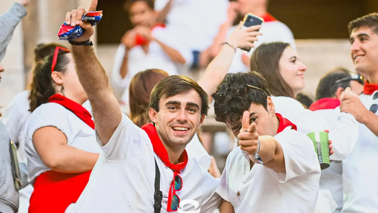 Ambiente en la plaza de toros previo al sexto encierro de San Fermín 2025 con toros de Escolar. CASA DE MISERICORDIA (21)