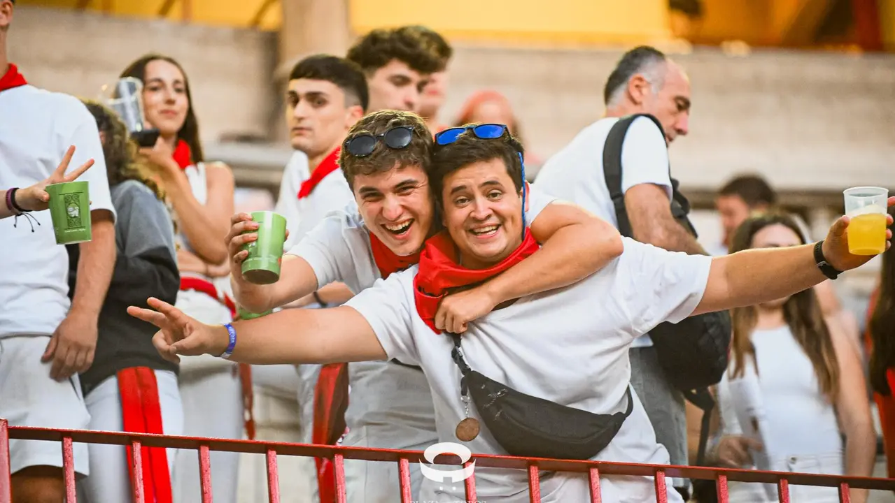 Ambiente en la plaza de toros previo al sexto encierro de San Fermín 2025 con toros de Escolar. CASA DE MISERICORDIA (22)