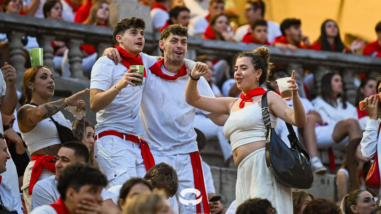 Ambiente en la plaza de toros previo al sexto encierro de San Fermín 2025 con toros de Escolar. CASA DE MISERICORDIA (24)