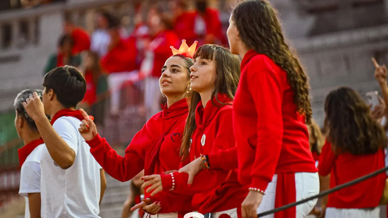 Ambiente en la plaza de toros previo al sexto encierro de San Fermín 2025 con toros de Escolar. CASA DE MISERICORDIA (25)