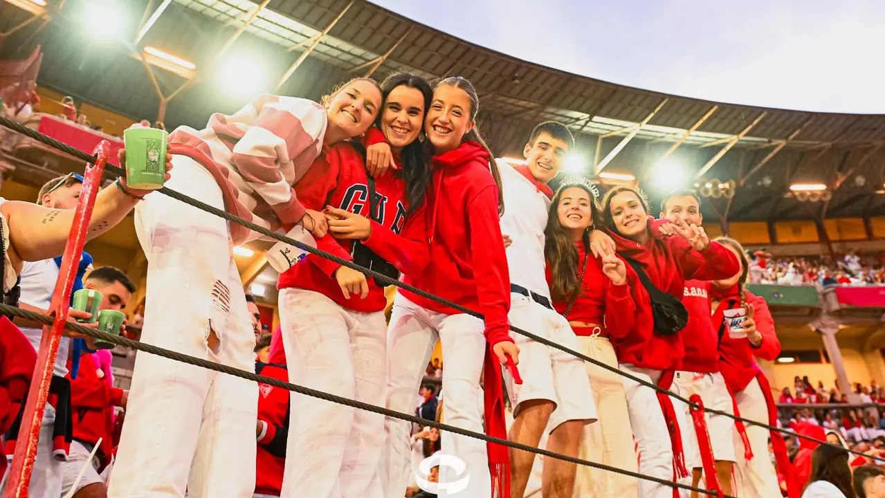 Ambiente en la plaza de toros previo al sexto encierro de San Fermín 2025 con toros de Escolar. CASA DE MISERICORDIA (26)