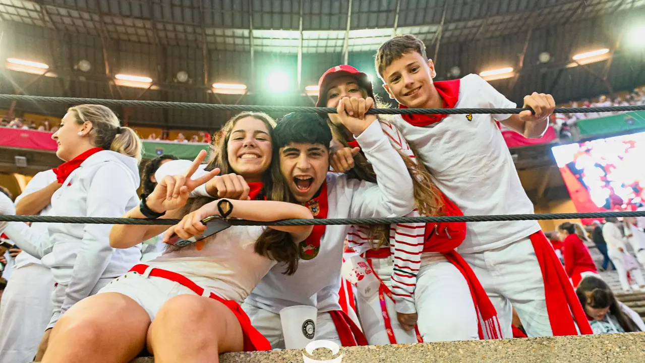 Ambiente en la plaza de toros previo al sexto encierro de San Fermín 2025 con toros de Escolar. CASA DE MISERICORDIA (27)