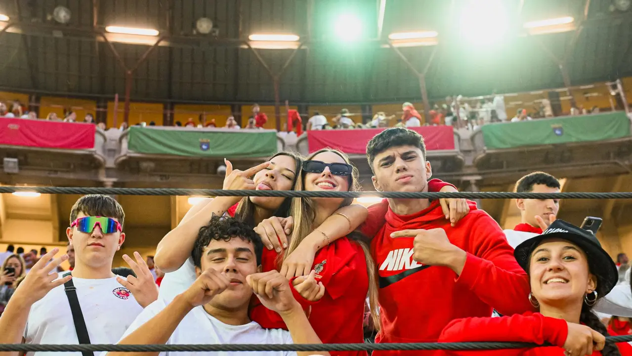 Ambiente en la plaza de toros previo al sexto encierro de San Fermín 2025 con toros de Escolar. CASA DE MISERICORDIA (28)