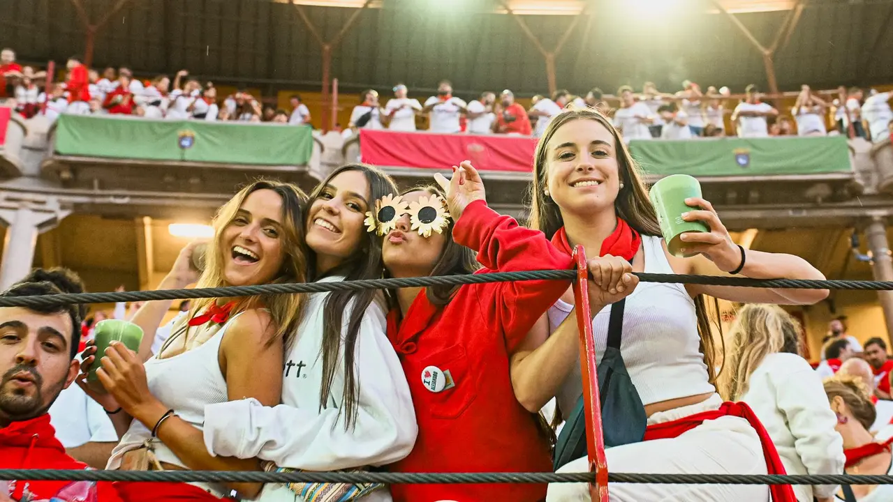 Ambiente en la plaza de toros previo al sexto encierro de San Fermín 2025 con toros de Escolar. CASA DE MISERICORDIA (29)
