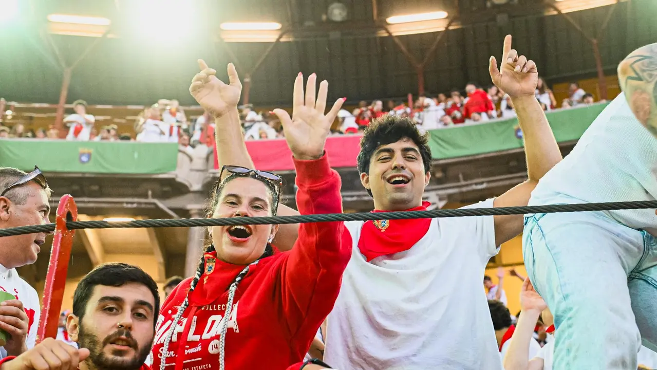 Ambiente en la plaza de toros previo al sexto encierro de San Fermín 2025 con toros de Escolar. CASA DE MISERICORDIA (30)