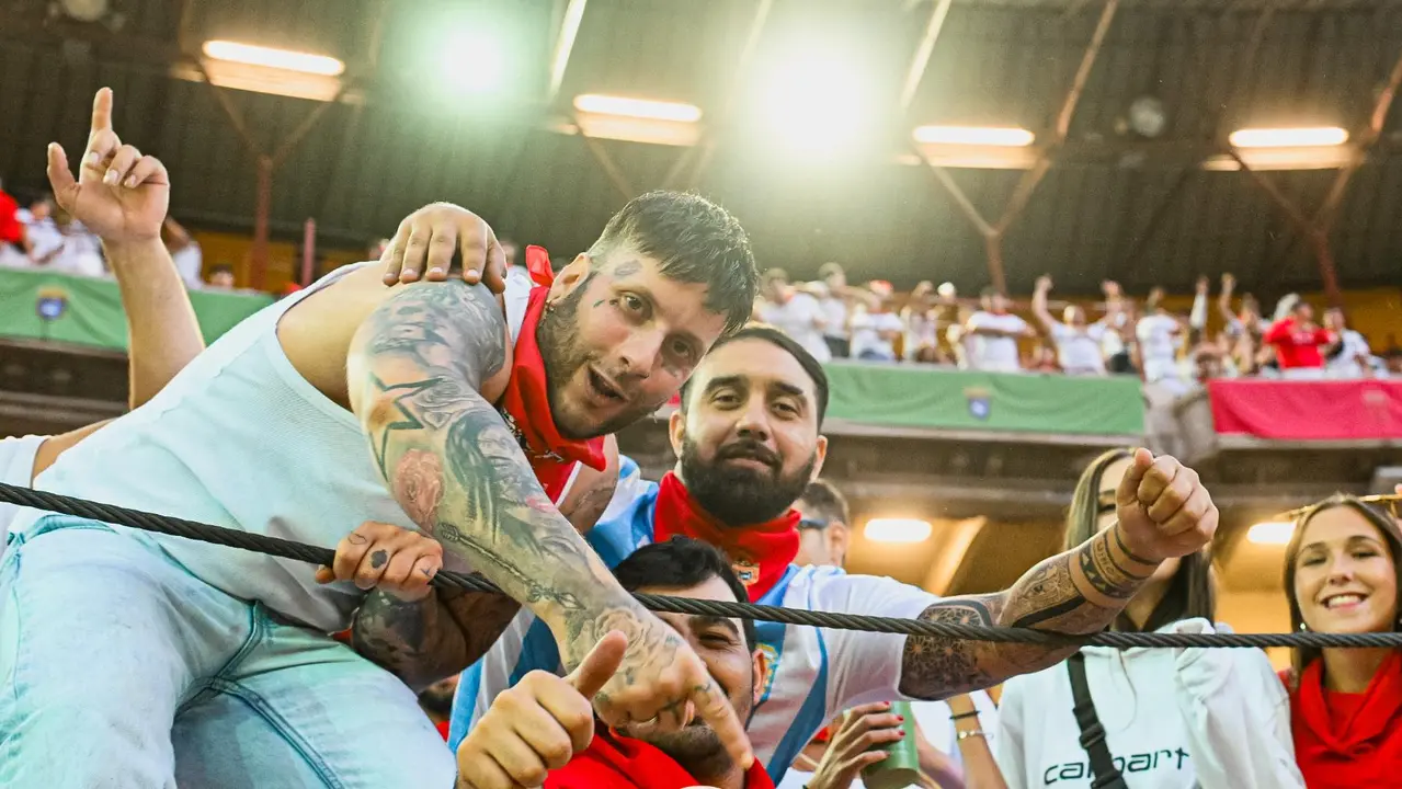 Ambiente en la plaza de toros previo al sexto encierro de San Fermín 2025 con toros de Escolar. CASA DE MISERICORDIA (31)
