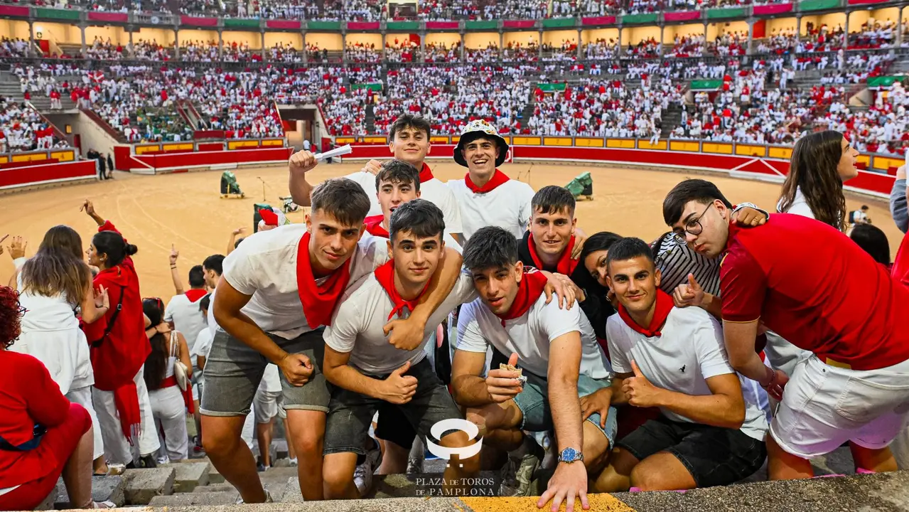 Ambiente en la plaza de toros previo al sexto encierro de San Fermín 2025 con toros de Escolar. CASA DE MISERICORDIA (35)
