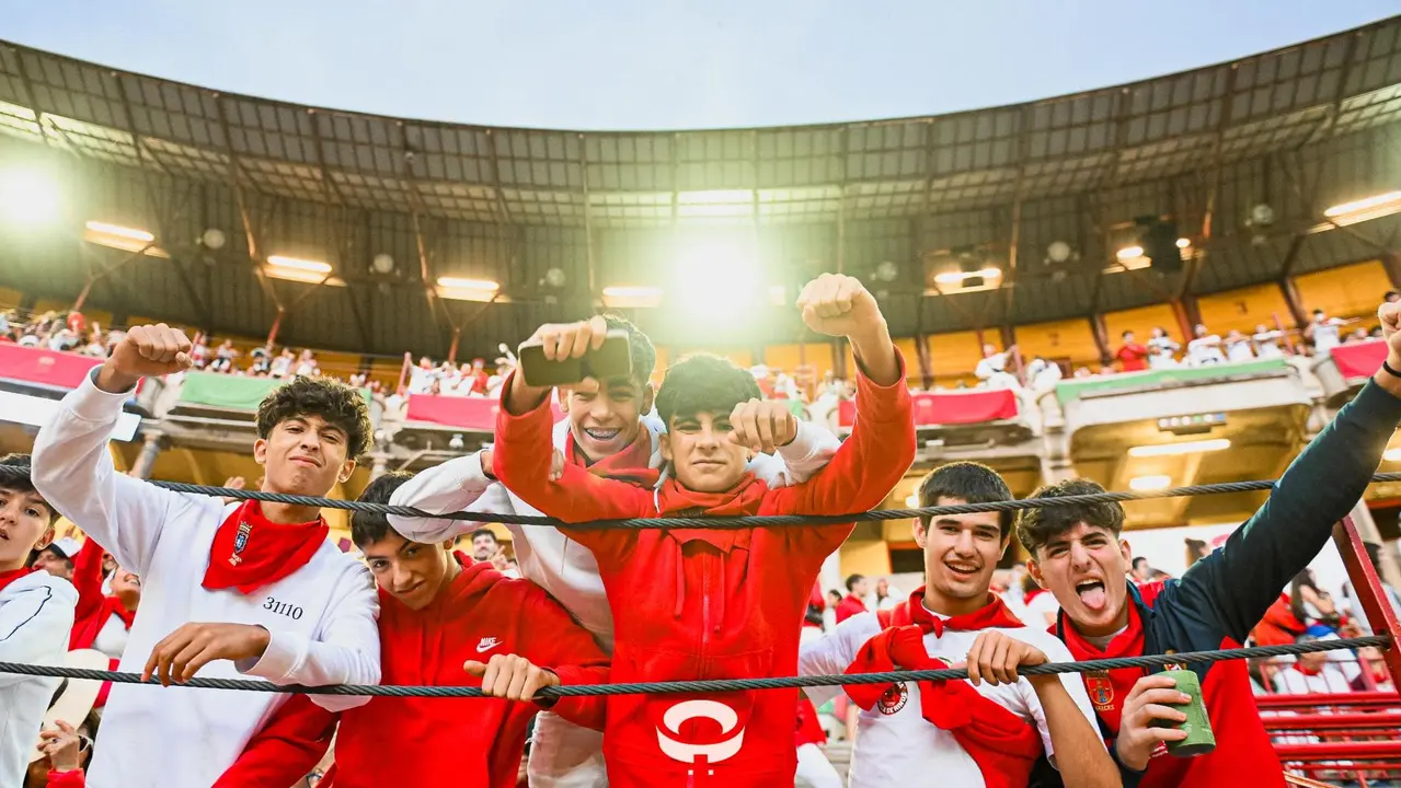 Ambiente en la plaza de toros previo al sexto encierro de San Fermín 2025 con toros de Escolar. CASA DE MISERICORDIA (40)