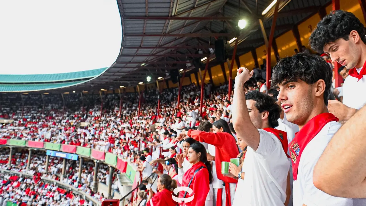 Ambiente en la plaza de toros previo al sexto encierro de San Fermín 2025 con toros de Escolar. CASA DE MISERICORDIA (42)