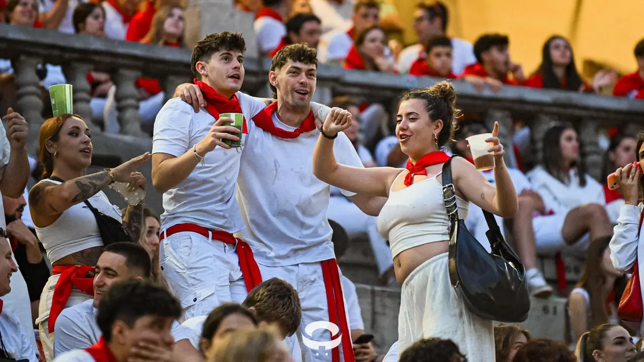 Ambiente en la plaza de toros previo al sexto encierro de San Fermín 2025 con toros de Escolar. CASA DE MISERICORDIA (43)
