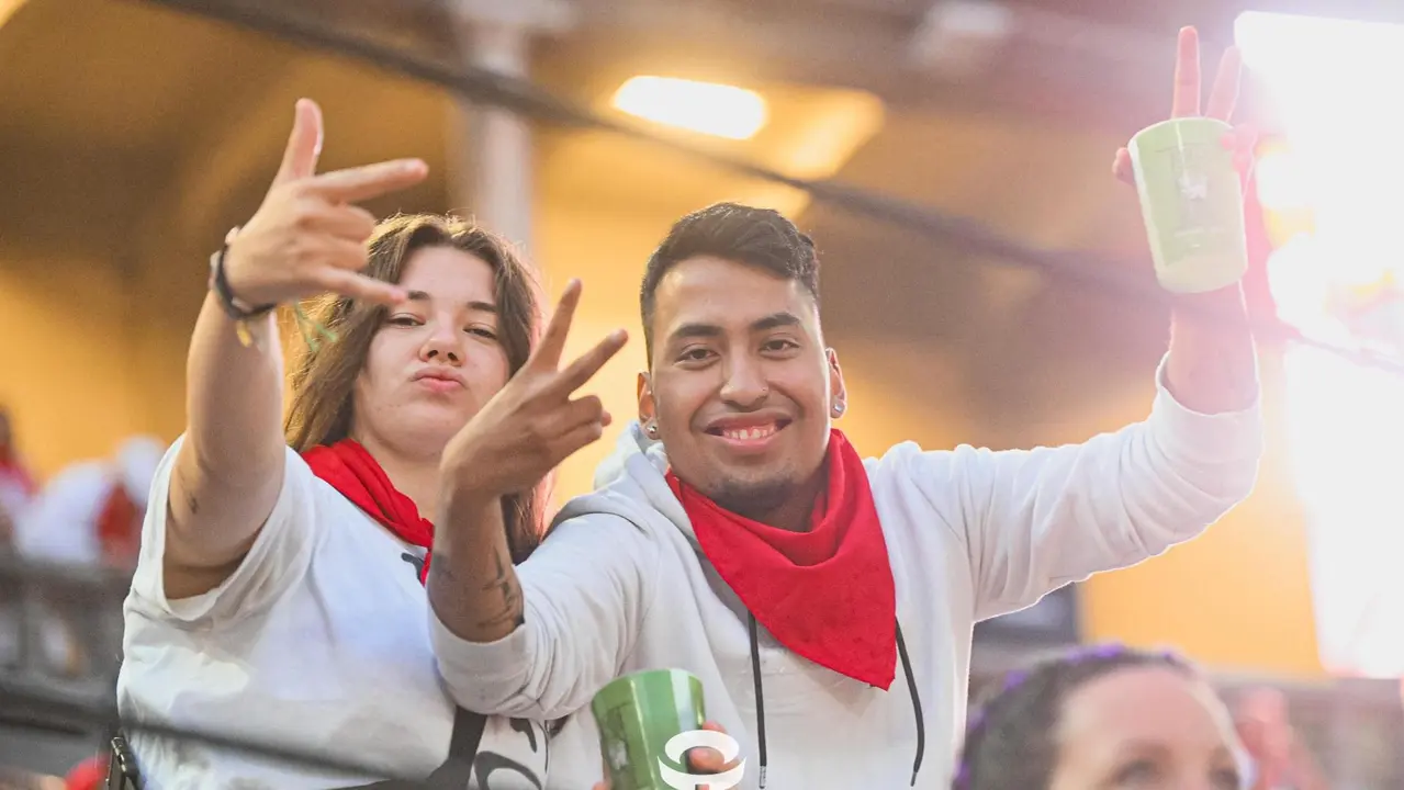 Ambiente en la plaza de toros previo al sexto encierro de San Fermín 2025 con toros de Escolar. CASA DE MISERICORDIA (45)
