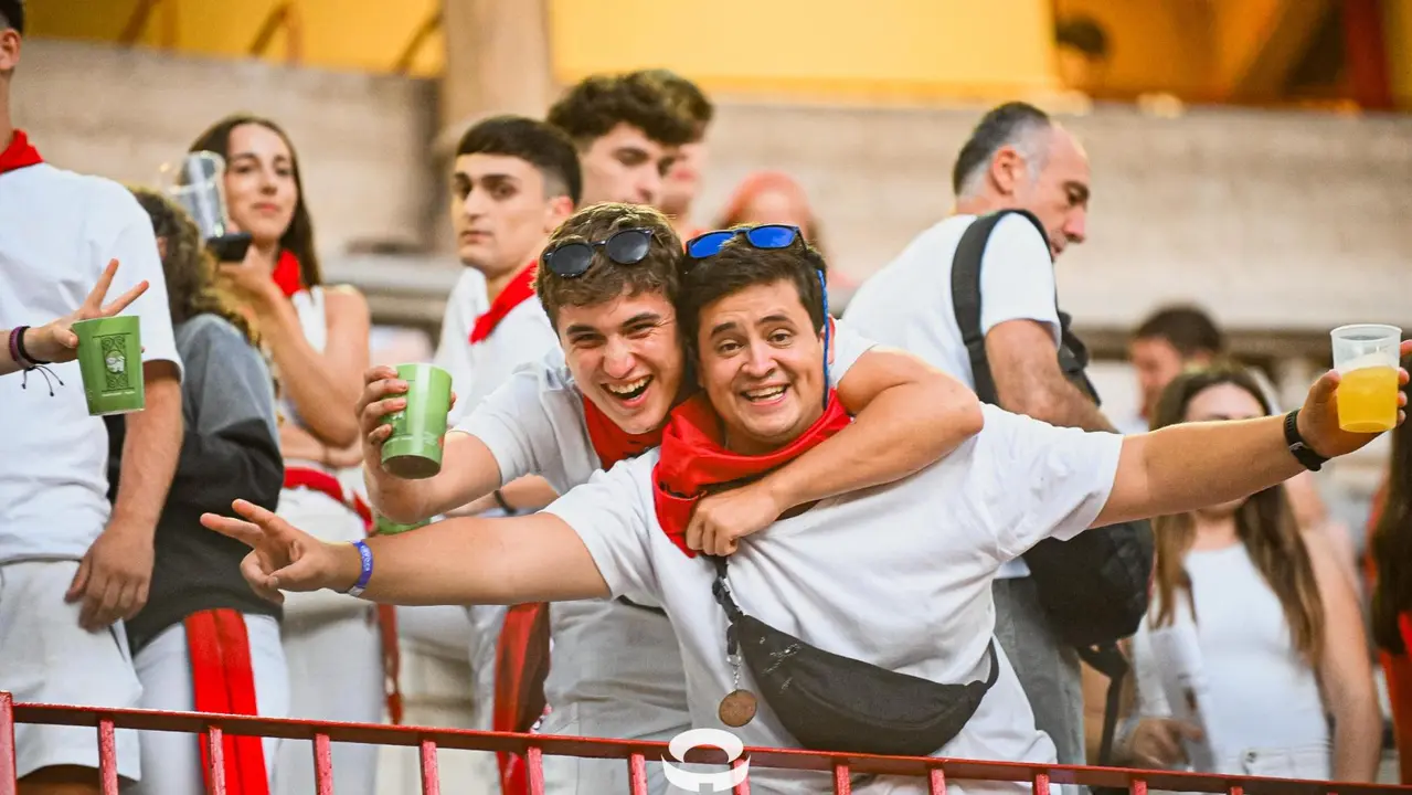 Ambiente en la plaza de toros previo al sexto encierro de San Fermín 2025 con toros de Escolar. CASA DE MISERICORDIA (46)