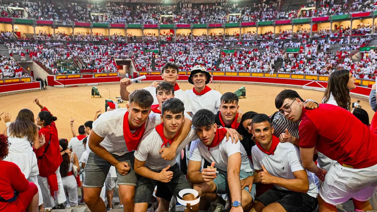 Ambiente en la plaza de toros previo al sexto encierro de San Fermín 2025 con toros de Escolar. CASA DE MISERICORDIA (48)