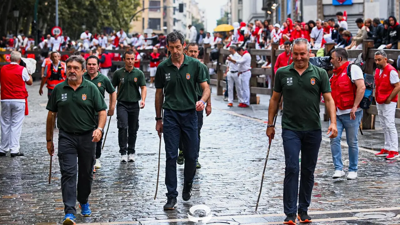 Ambiente en la plaza de toros previo al sexto encierro de San Fermín 2025 con toros de Escolar. CASA DE MISERICORDIA (52)