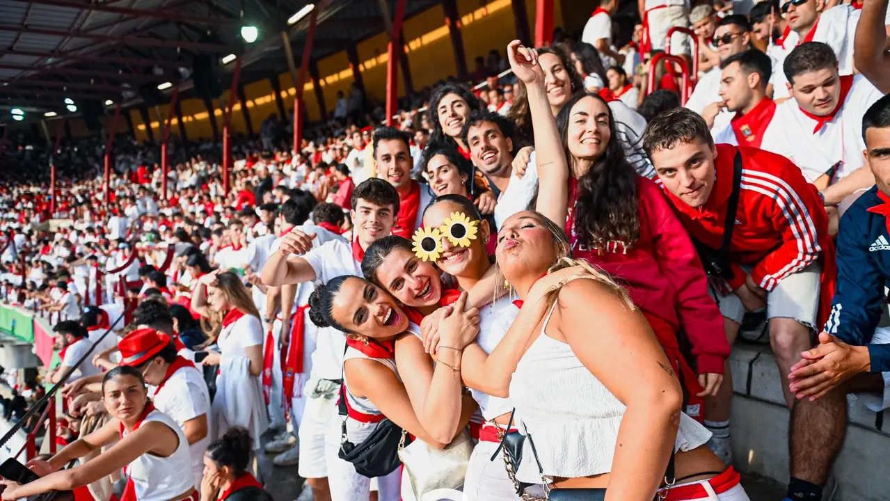 Ambiente en la plaza de toros previo al sexto encierro de San Fermín 2025 con toros de Escolar. CASA DE MISERICORDIA (54)