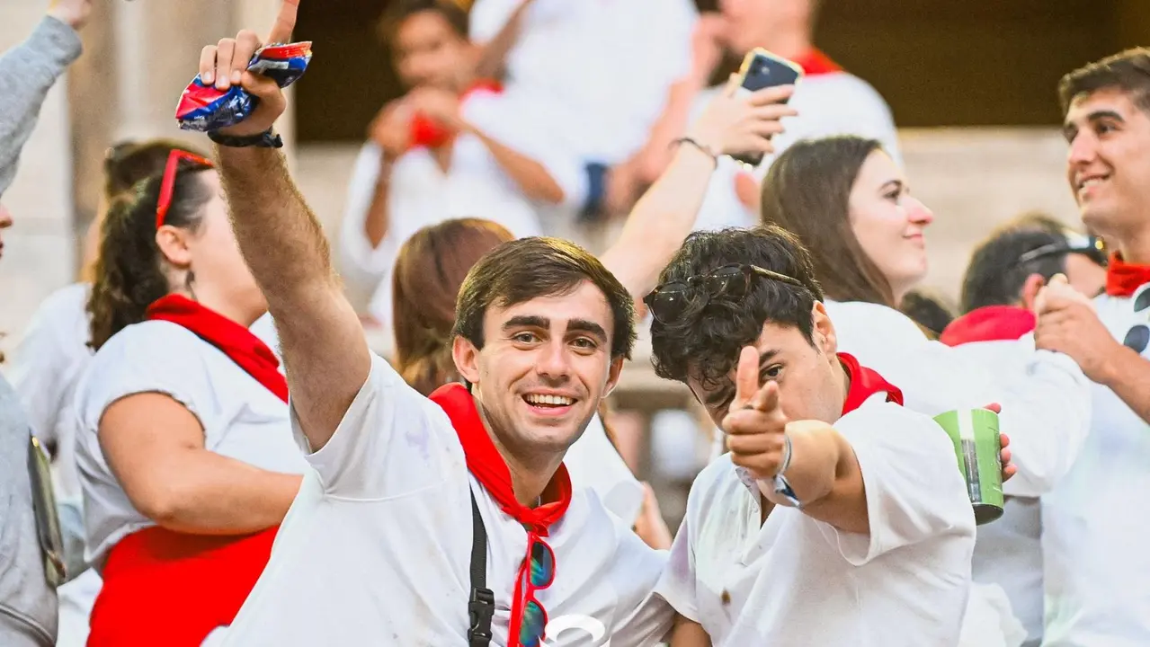 Ambiente en la plaza de toros previo al sexto encierro de San Fermín 2025 con toros de Escolar. CASA DE MISERICORDIA (55)