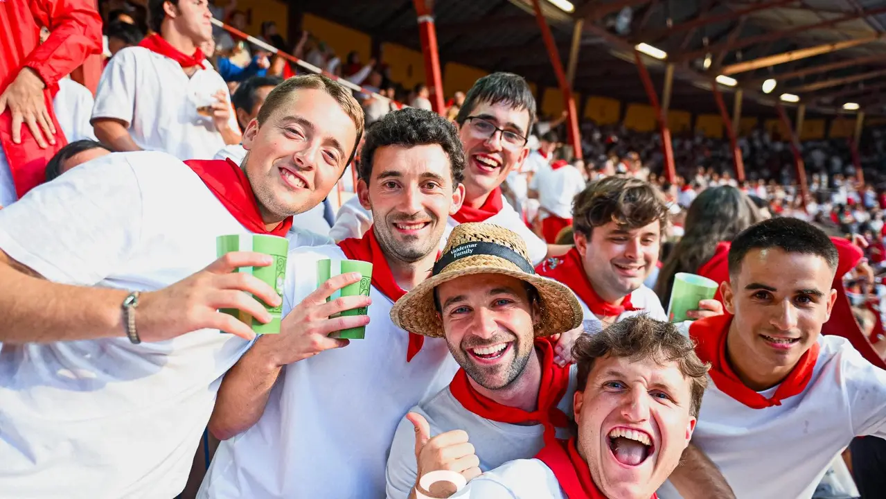 Ambiente en la plaza de toros previo al sexto encierro de San Fermín 2025 con toros de Escolar. CASA DE MISERICORDIA (56)