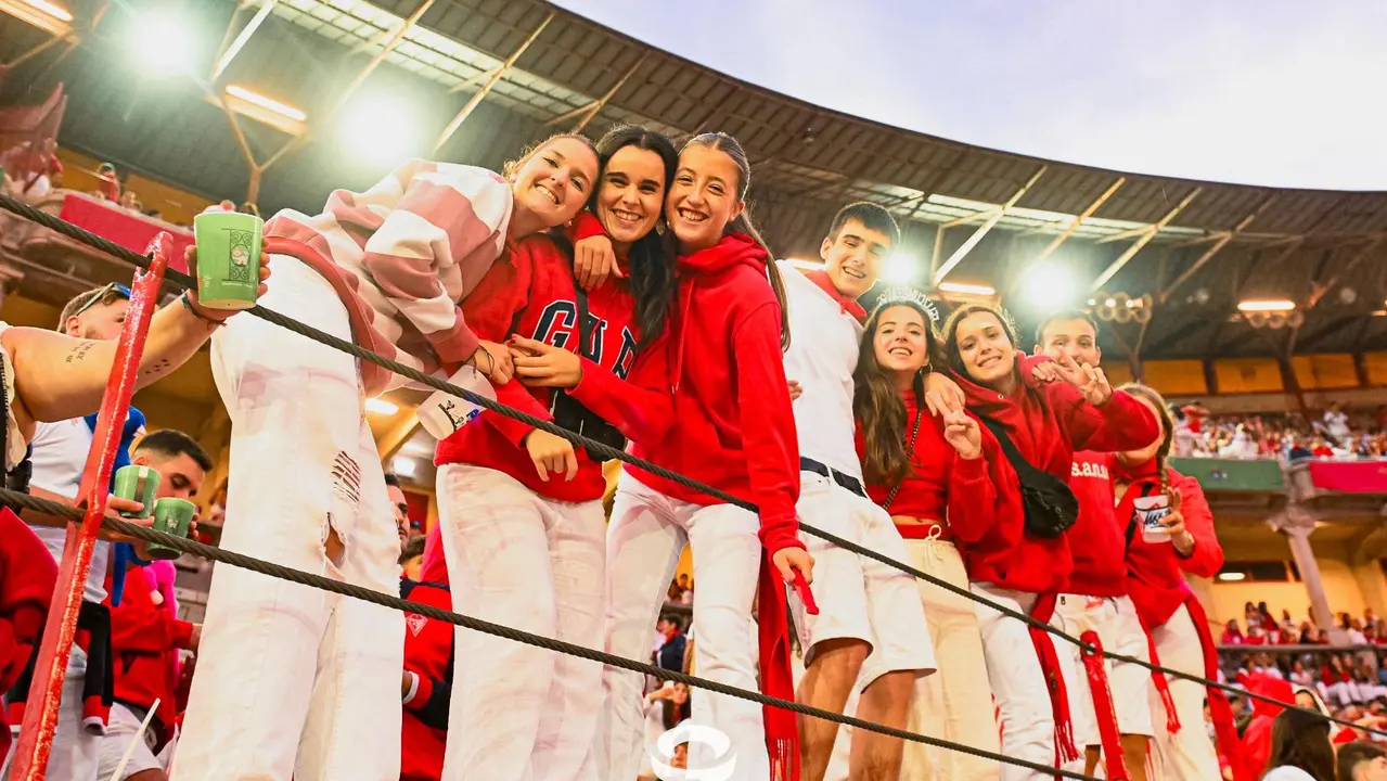 Ambiente en la plaza de toros previo al sexto encierro de San Fermín 2025 con toros de Escolar. CASA DE MISERICORDIA (60)