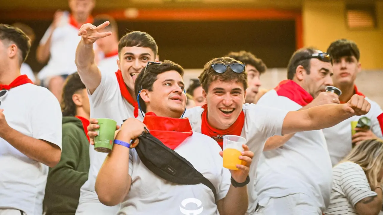 Ambiente en la plaza de toros previo al sexto encierro de San Fermín 2025 con toros de Escolar. CASA DE MISERICORDIA (62)