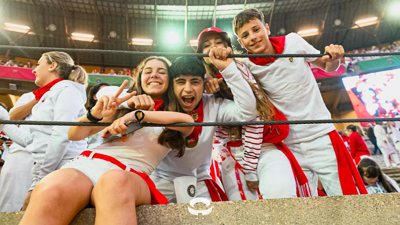 Ambiente en la plaza de toros previo al sexto encierro de San Fermín 2025 con toros de Escolar. CASA DE MISERICORDIA (63)