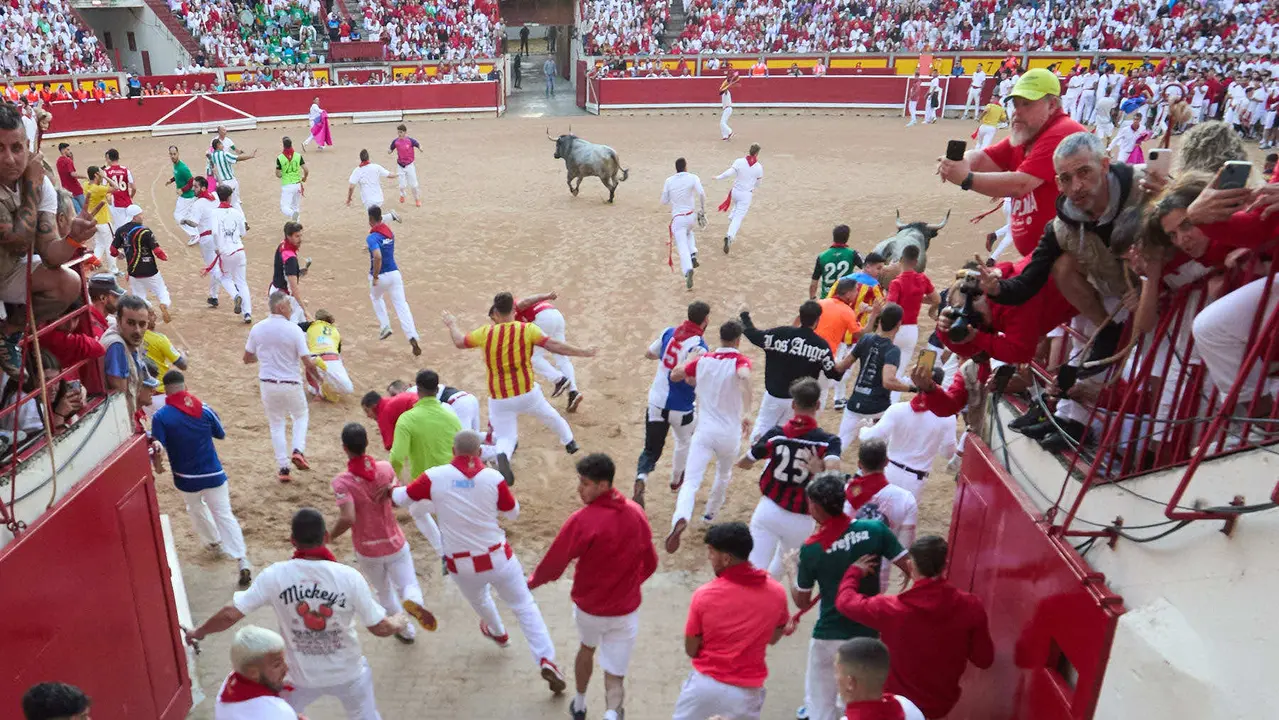 Sexto encierro de San Fermín 2025 con toros de la ganadería de José Escolar en el tramo del callejón y la entrada a la Plaza de Toros. IÑIGO ALZUGARAY