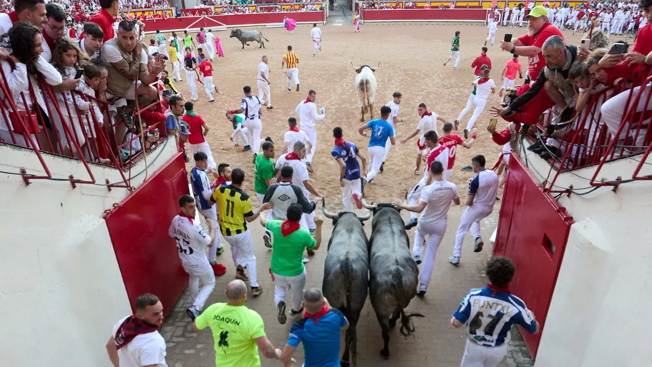 Sexto encierro de San Fermín 2025 con toros de la ganadería de José Escolar en el tramo del callejón y la entrada a la Plaza de Toros. IÑIGO ALZUGARAY