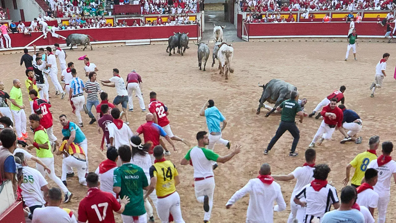 Sexto encierro de San Fermín 2025 con toros de la ganadería de José Escolar en el tramo del callejón y la entrada a la Plaza de Toros. IÑIGO ALZUGARAY