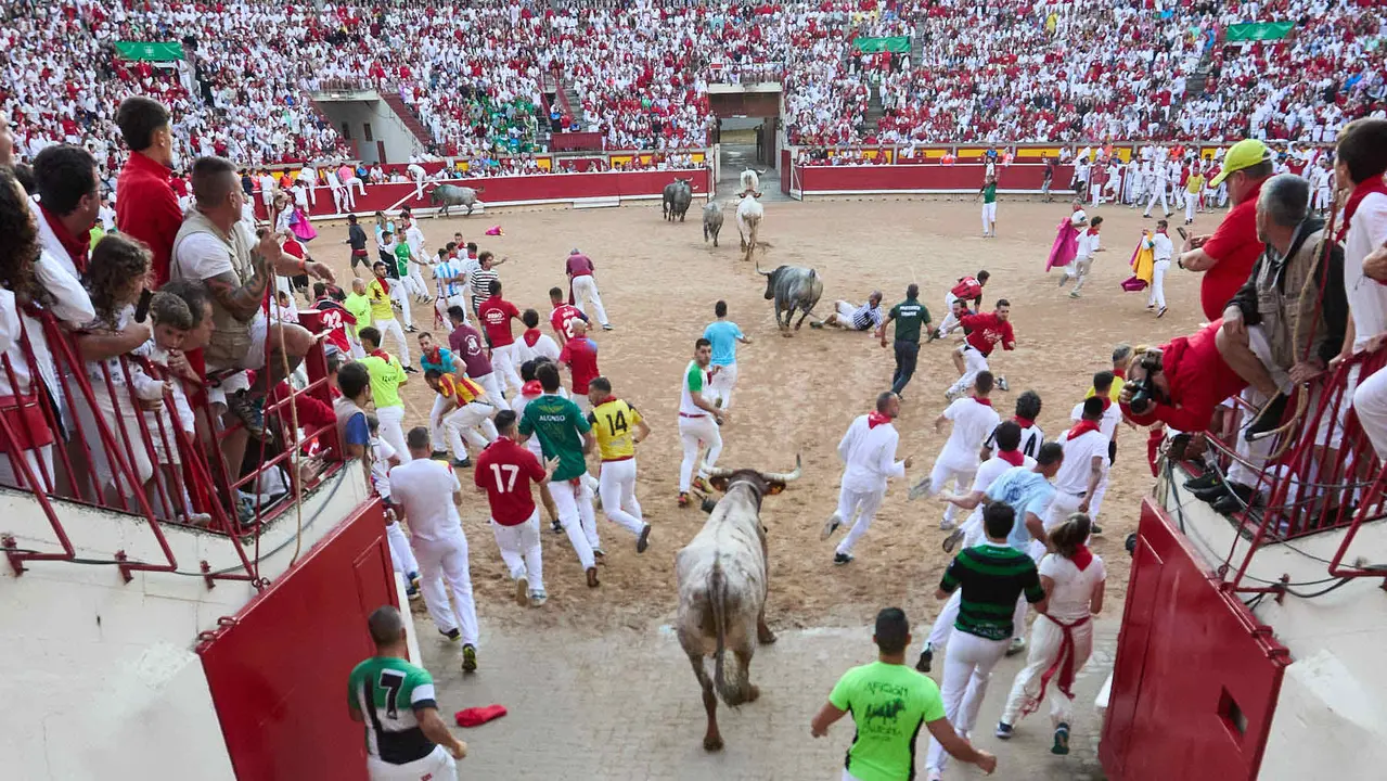 Sexto encierro de San Fermín 2025 con toros de la ganadería de José Escolar en el tramo del callejón y la entrada a la Plaza de Toros. IÑIGO ALZUGARAY