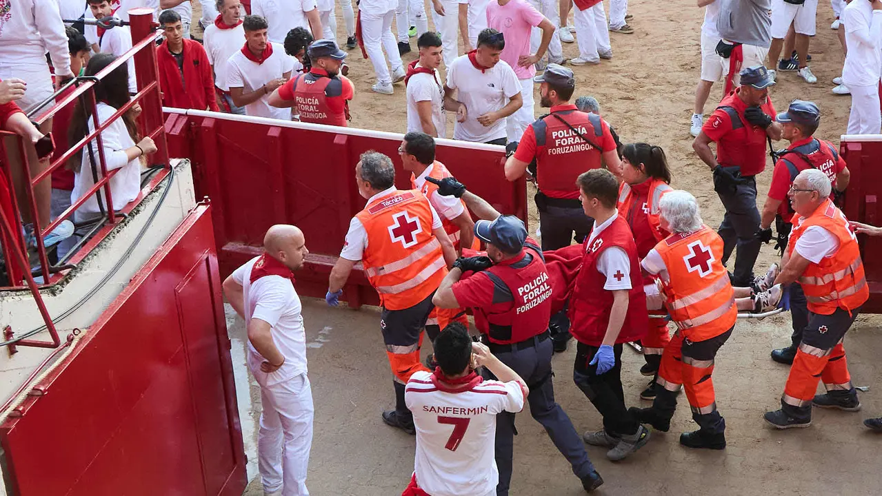 Sexto encierro de San Fermín 2025 con toros de la ganadería de José Escolar en el tramo del callejón y la entrada a la Plaza de Toros. IÑIGO ALZUGARAY