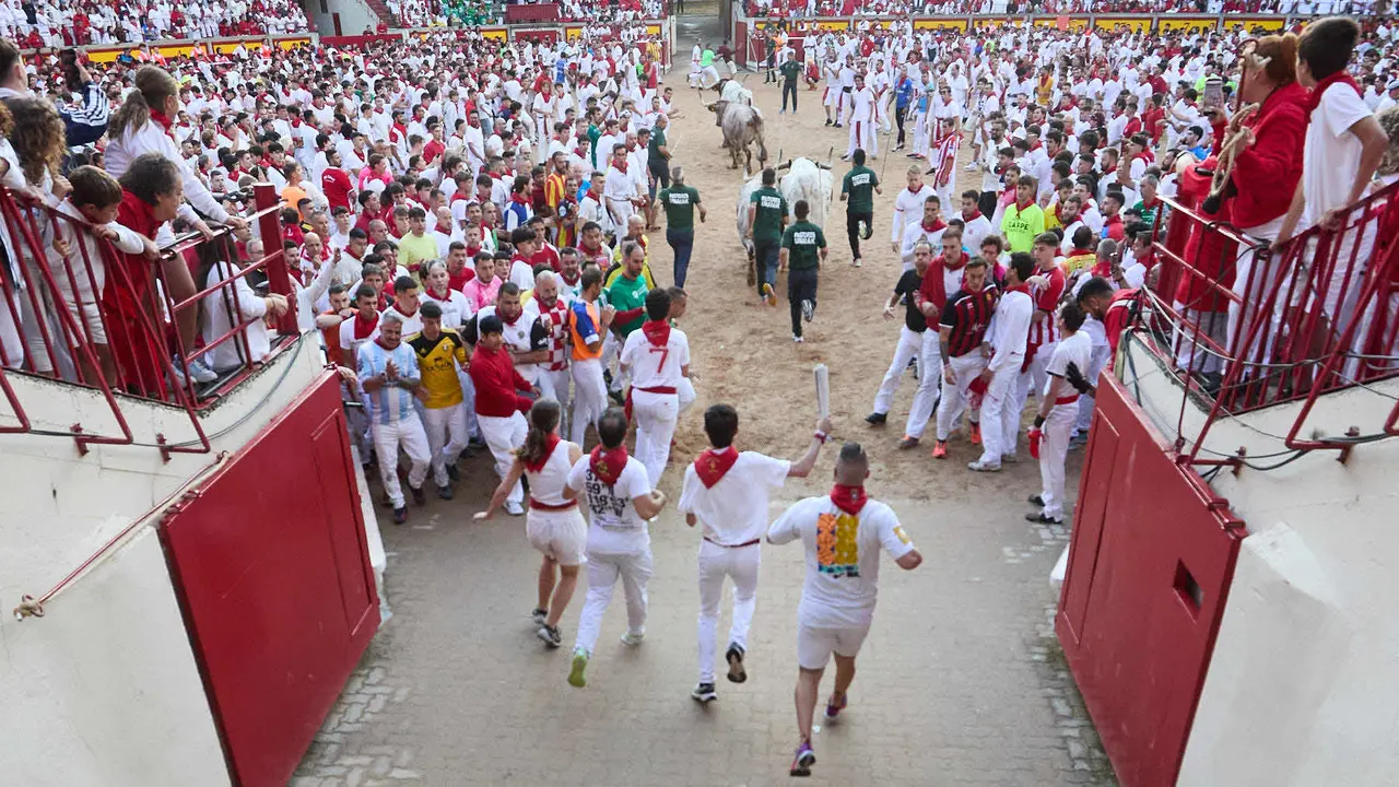Sexto encierro de San Fermín 2025 con toros de la ganadería de José Escolar en el tramo del callejón y la entrada a la Plaza de Toros. IÑIGO ALZUGARAY