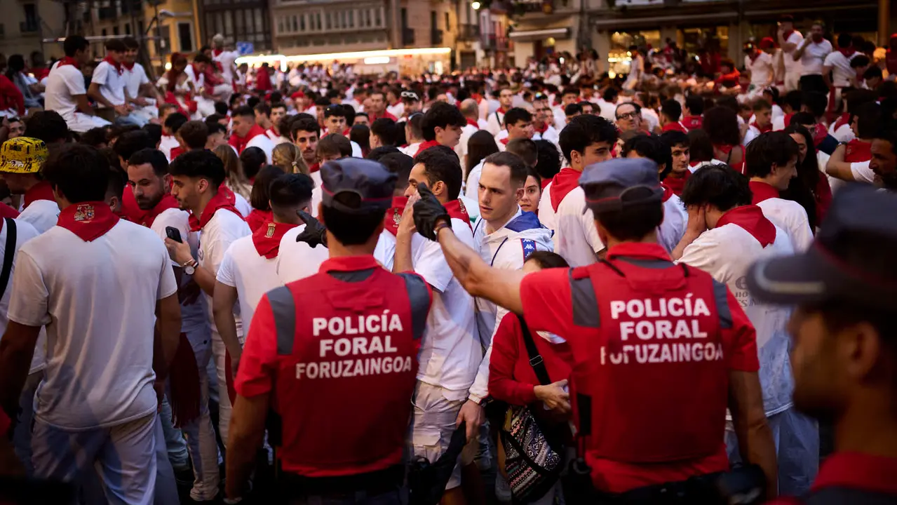 Sexto encierro de San Fermín 2025 con toros de José Escolar en la curva de Telefónica. PABLO LASAOSA