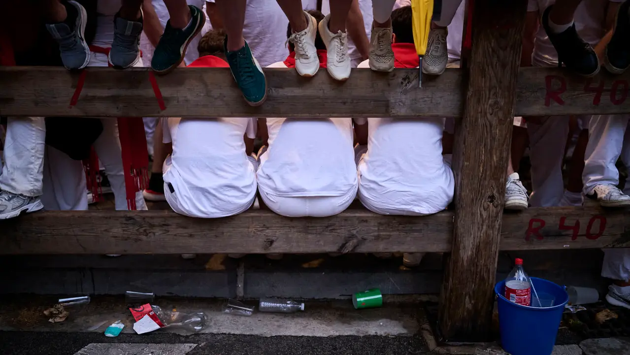 Sexto encierro de San Fermín 2025 con toros de José Escolar en la curva de Telefónica. PABLO LASAOSA