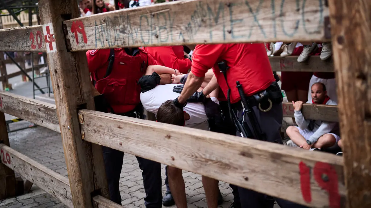 Sexto encierro de San Fermín 2025 con toros de José Escolar en la curva de Telefónica. PABLO LASAOSA