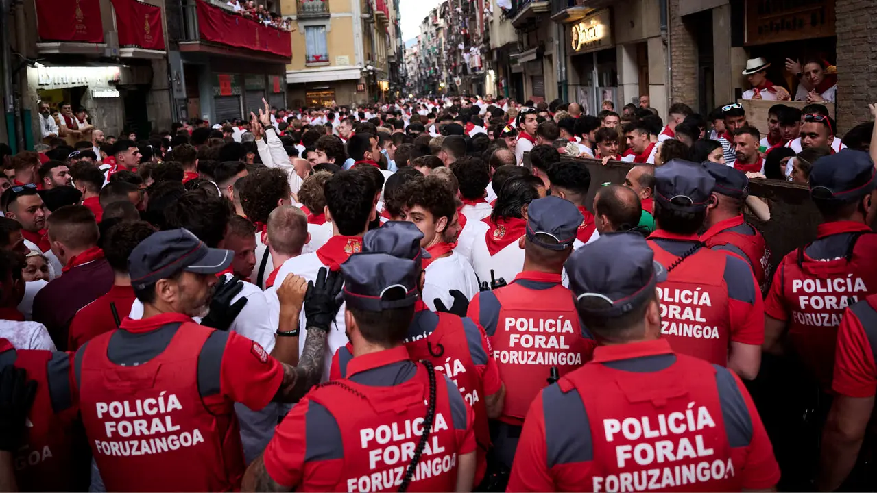 Sexto encierro de San Fermín 2025 con toros de José Escolar en la curva de Telefónica. PABLO LASAOSA