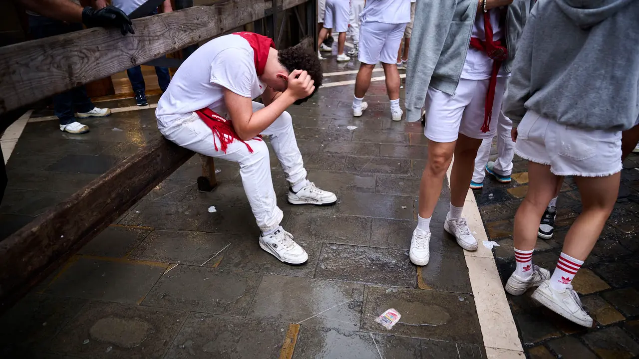 Sexto encierro de San Fermín 2025 con toros de José Escolar en la curva de Telefónica. PABLO LASAOSA