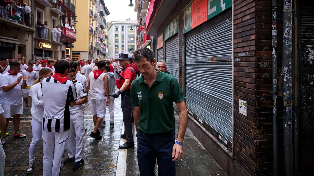 Sexto encierro de San Fermín 2025 con toros de José Escolar en la curva de Telefónica. PABLO LASAOSA