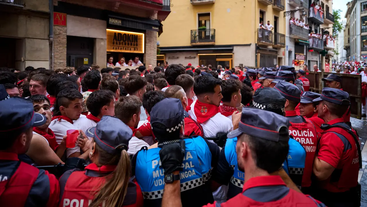 Sexto encierro de San Fermín 2025 con toros de José Escolar en la curva de Telefónica. PABLO LASAOSA