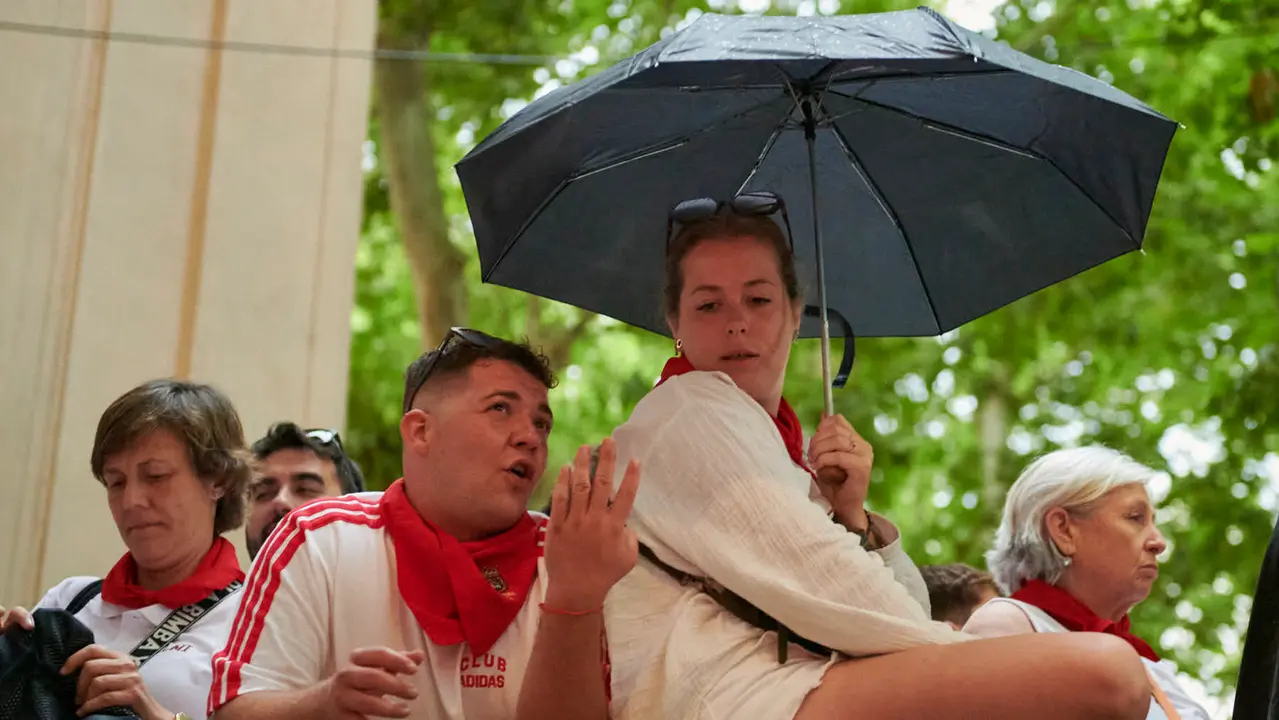 Ambiente en el sexto encierro de San Fermín 2025. IRANZU LARRASOAÑA