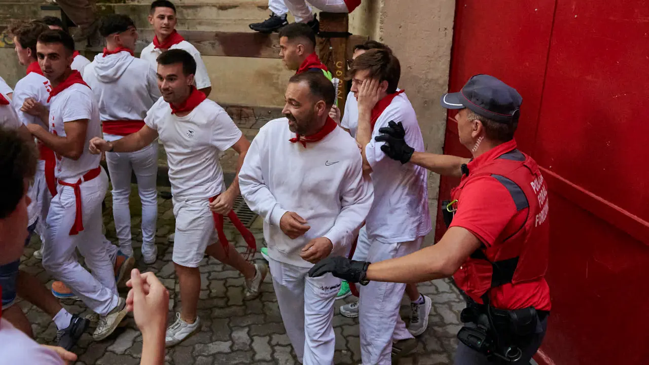 Ambiente en el sexto encierro de San Fermín 2025. IRANZU LARRASOAÑA